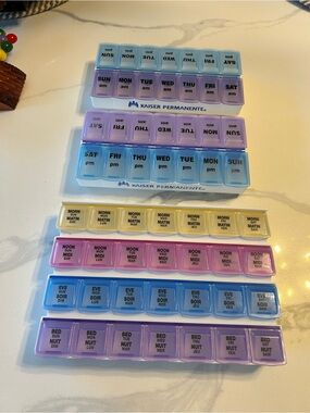 $10 DAYS Kaiser Permanente Multi-Compartment Weekly Pill Organizer - Pastel Mix